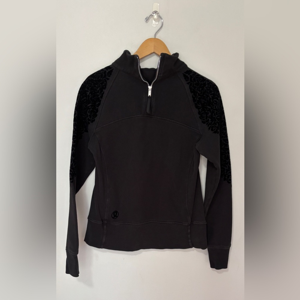Lululemon Women’s Floral Flock Pullover Black Back Pockets  Sweatshirt Size 10